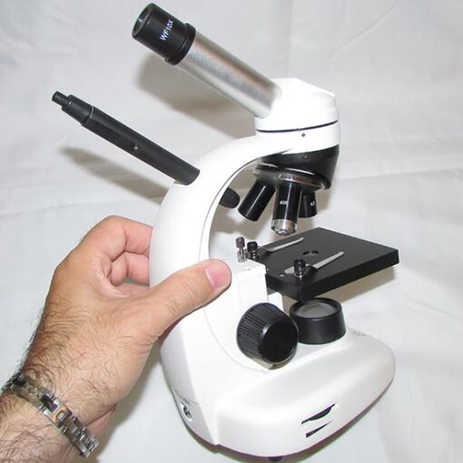 مشاهده ابعاد میکروسکوپ XSP44 درون یک دست