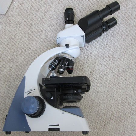 نمای پهلوی میکروسکوپ سه چشمی بیولوژی 1600 برابر مدل KE-M2015T-Plan