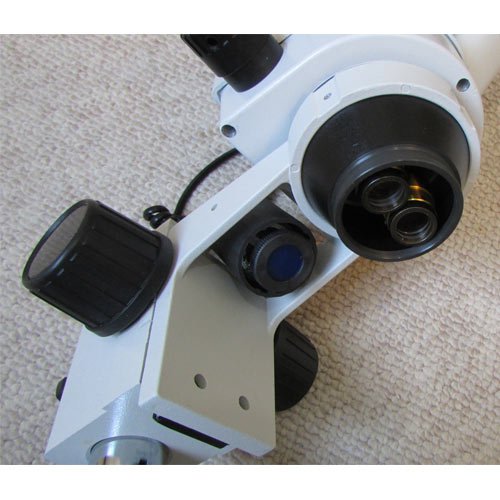 نمای عدسی شیئی و لامپ هالوژن بالایی استریو میکروسکوپ زومیک سه چشمی 14 تا 90 برابر مدل KE-20