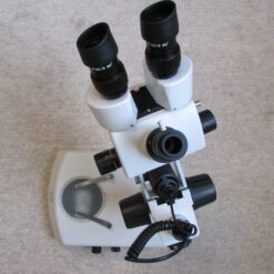 نمای بالایی از استریو میکروسکوپ زومیک سه چشمی 14 تا 90 برابر مدل KE-20