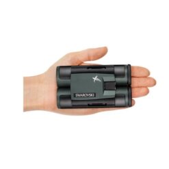 ابعاد کوچک دوربین دوچشمی زاواروسکی CL Pocket 8x25 در کف یک دست