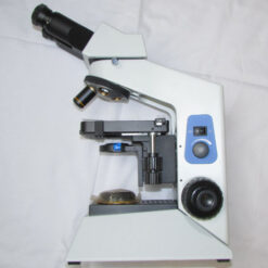 نمای بغل در حال اسمبل نمودن لنزهای میکروسکوپ بیولوژی 1600 برابر حرفه ای طرح المپیوس CX21