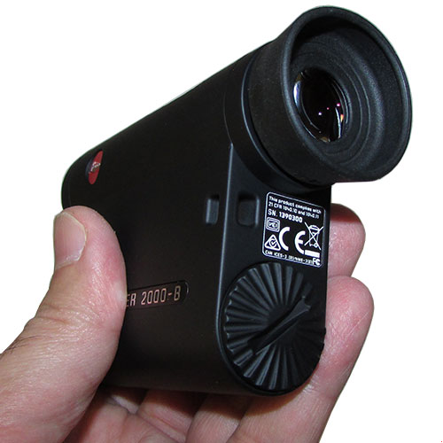 نمای چشمی و محل درج باتری فاصله یاب لیزری لایکا مدل Leica Rangemaster 2000-B
