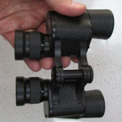 نمایی از در دست گرفتن دوربین شکاری زایس جیبی مدل Zeiss Binoculars 7X30