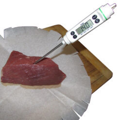 وارد نمودن سنسور درون گوشت خام توسط دماسنج غذا مدل TP500 جدید ۳۵۰ درجه