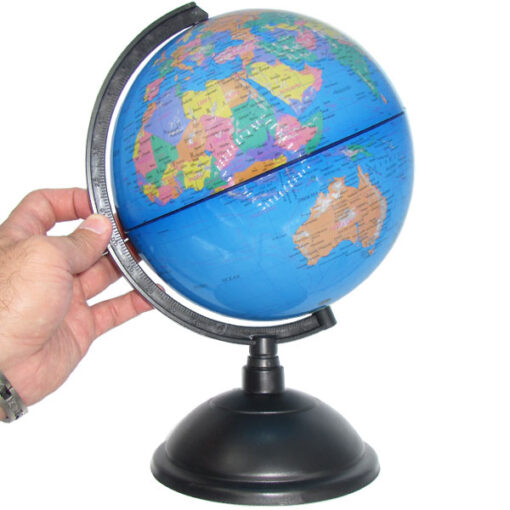 مشاهده و درک ابعاد مدل کره زمین با قطر ۲۰ سانتیمتر زبان انگلیسی