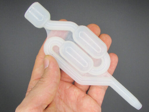 نمای نزدیک از قفل هوا - ایرلاک پلاستیکی جهت امور آزمایشگاهی